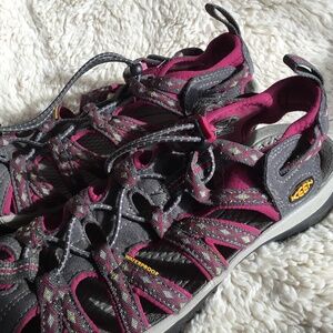 Keen Bungee Lace Whisper Shoes Sandals  Sangria Pink & Magnet Grey Size 9